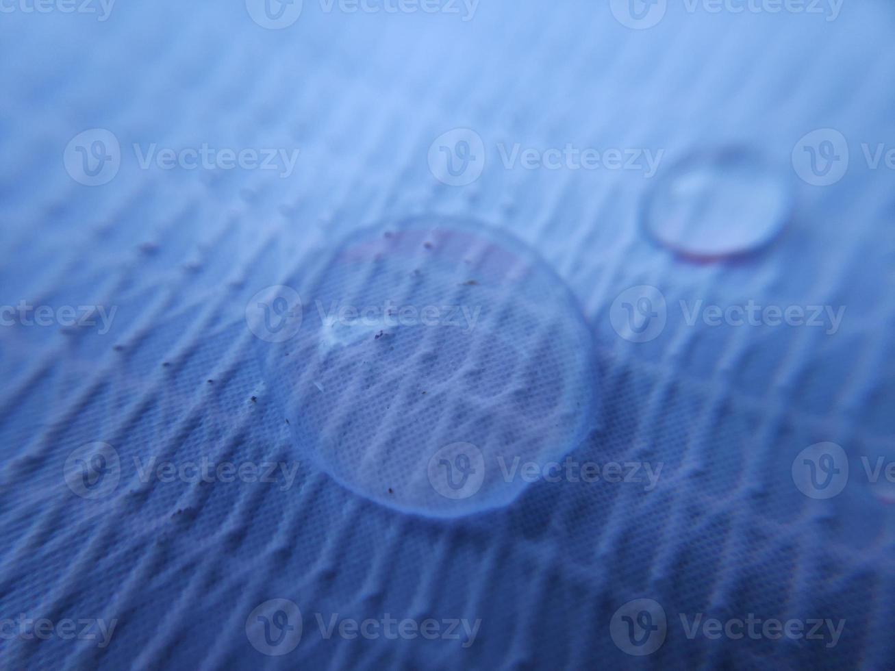 Wassertropfen auf texturierter Stoffoberfläche foto