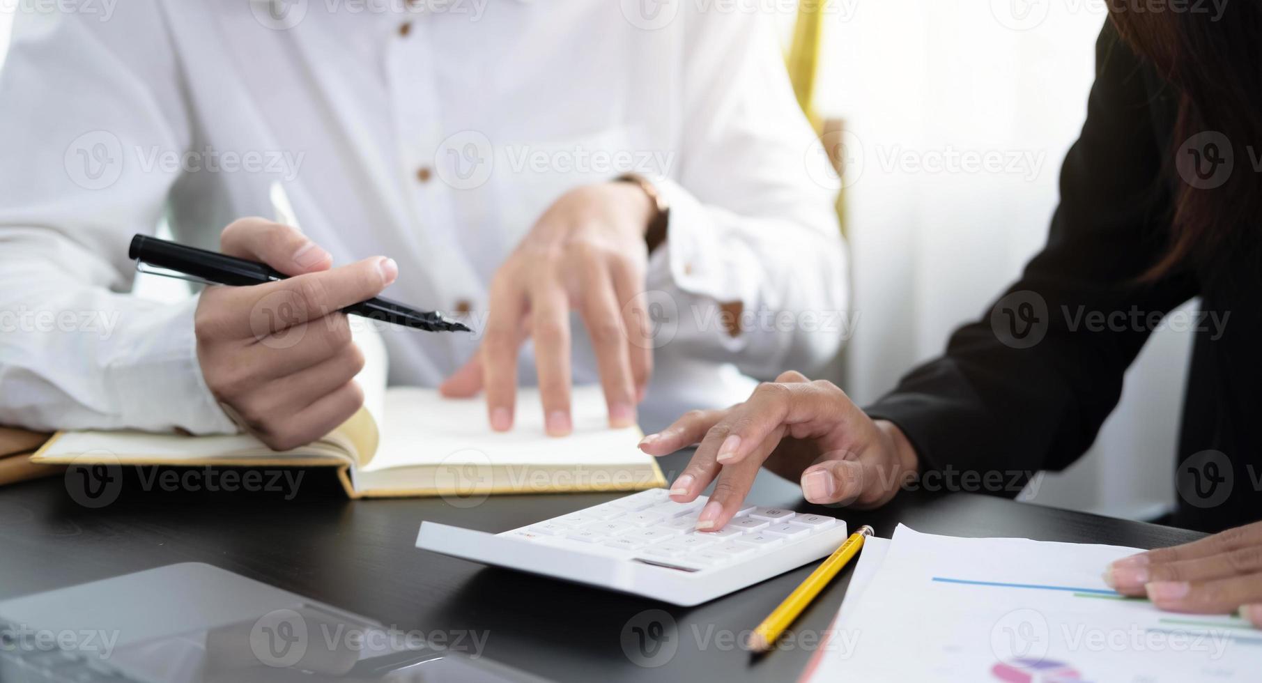 Asiatisches Geschäftsberatertreffen zur Analyse und Diskussion der Situation des Finanzberichts im Sitzungssaal. Anlageberater, Finanzberater, Finanzberater und Buchhaltungskonzept foto