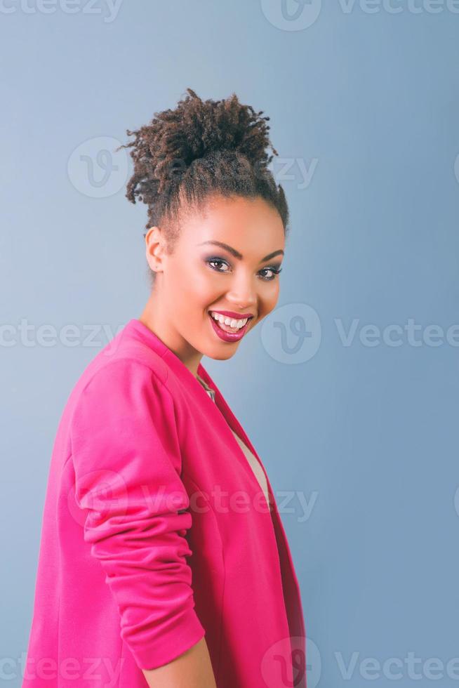 Porträt der schönen attraktiven fröhlichen lächelnden jungen Frau im rosafarbenen Blazer. foto