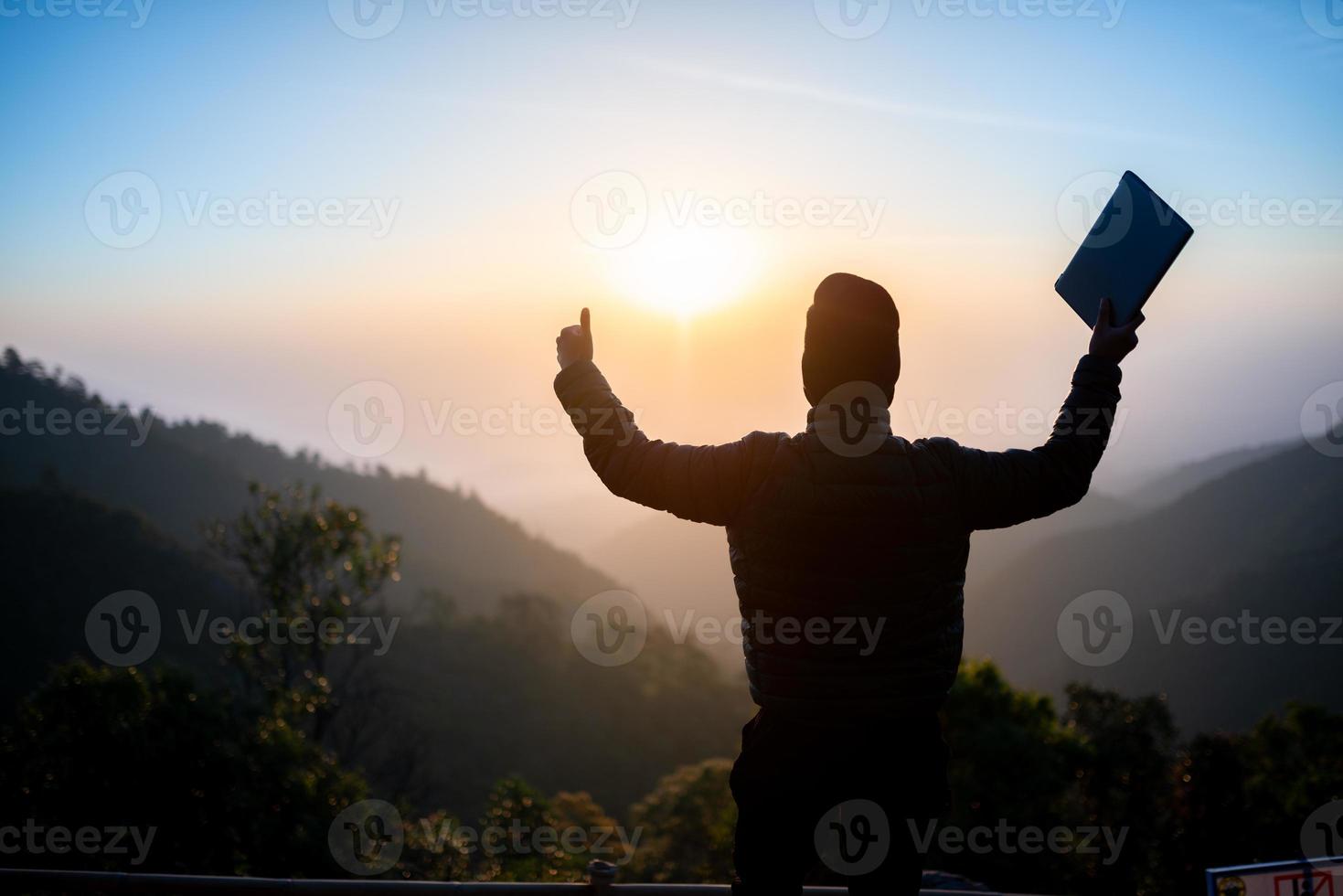 Reisende entspannen sich morgens foto