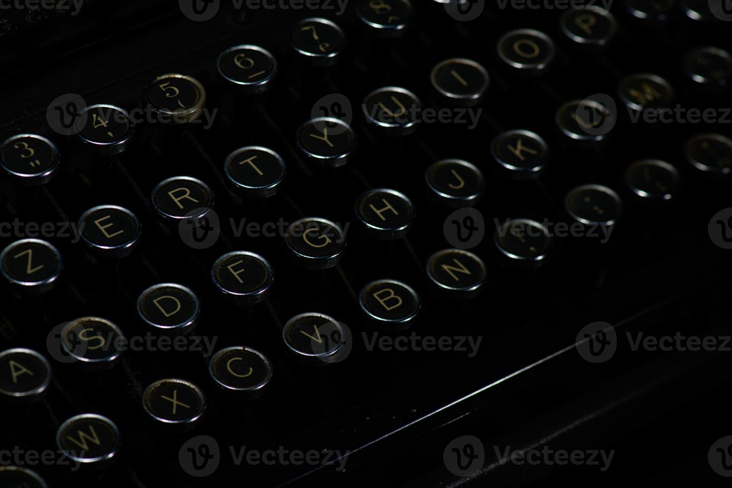 Buchstaben auf den Tasten einer alten Schreibmaschine foto