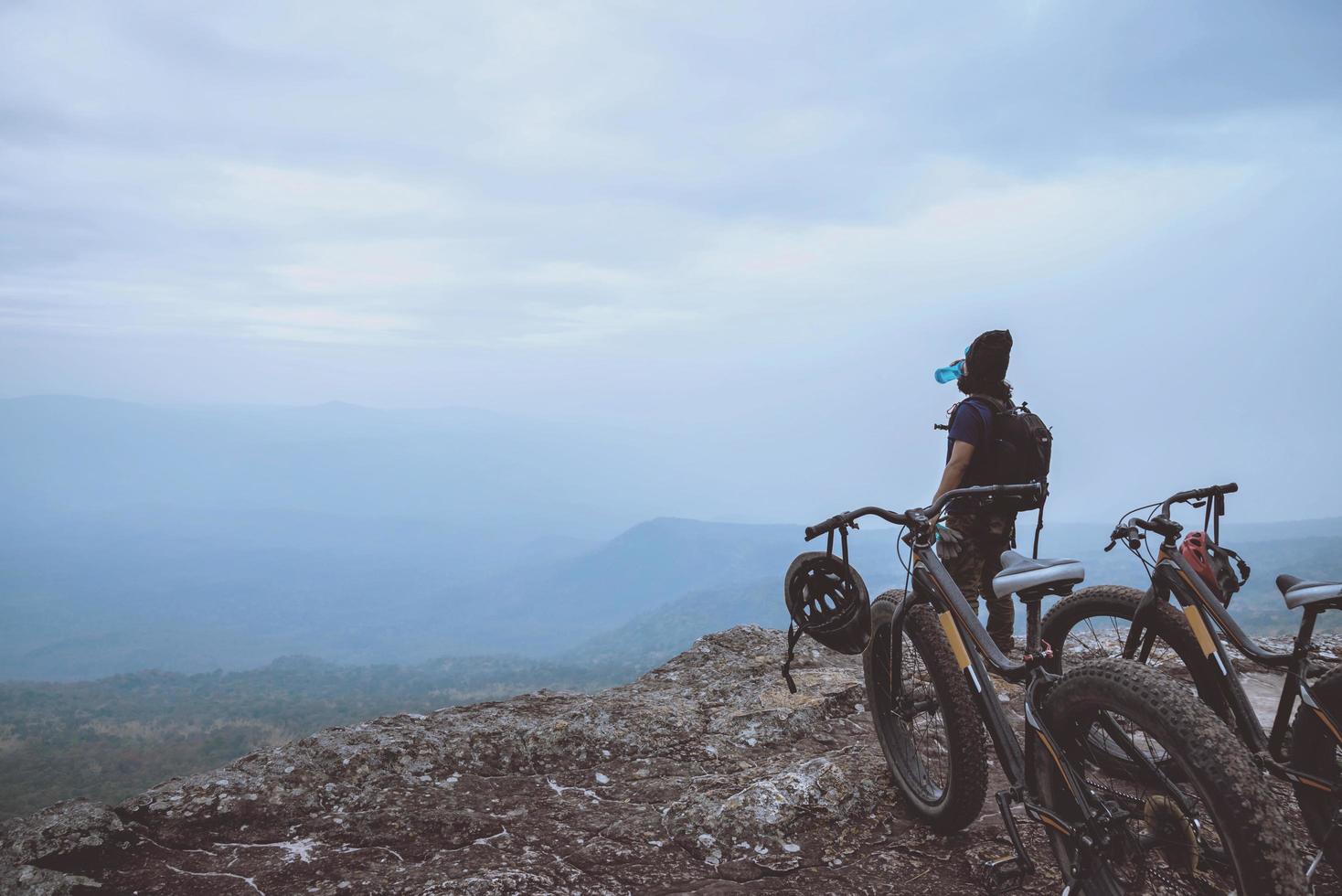 asiatische männer reisen natur. Reisen entspannen Fahrrad fahren Wildnis in der Wildnis.auf der Linie stehen. auf der Wiese im Wald. Thailand foto