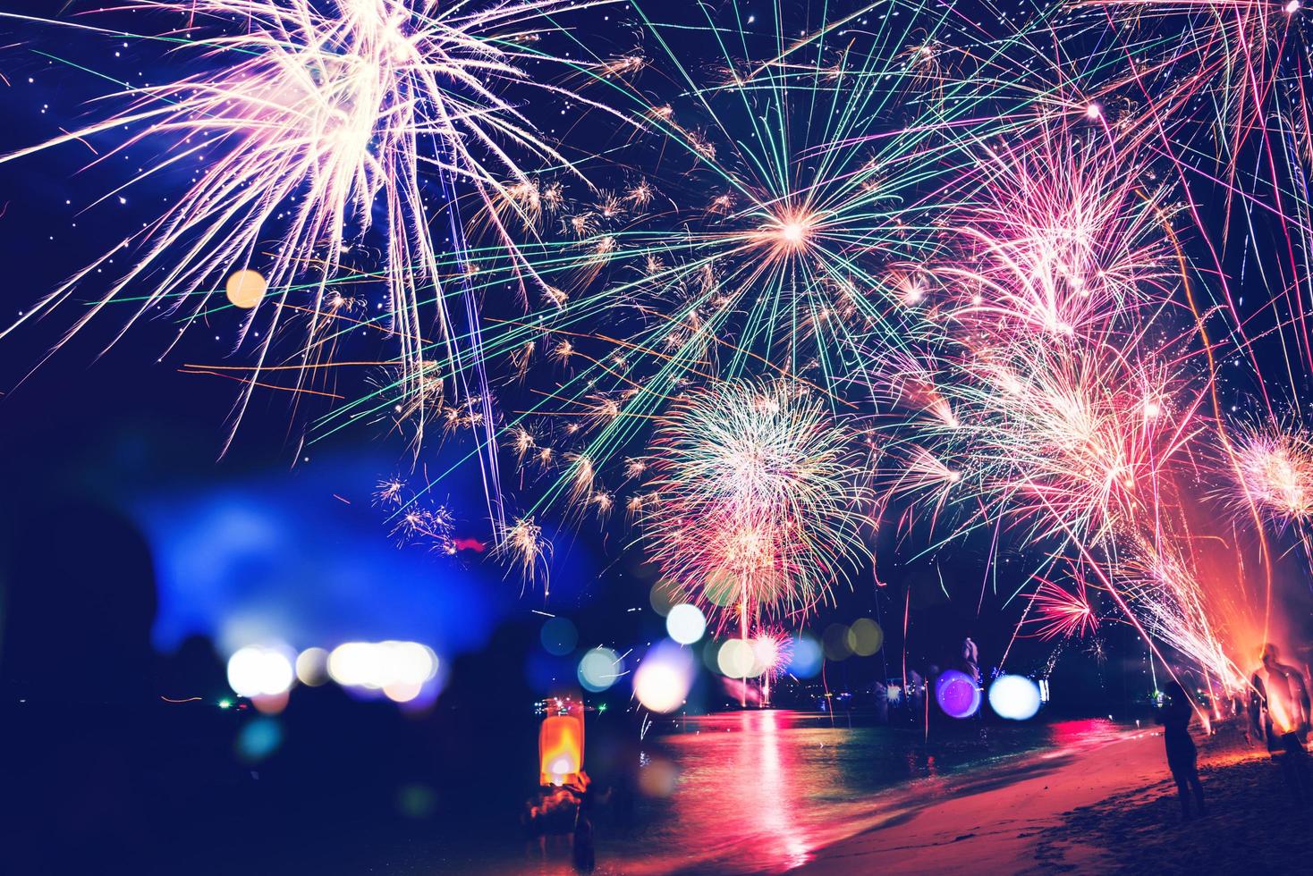 Hintergrund festliches neues Jahr mit Feuerwerk und Bokeh. Silvesterfeuerwerk am Strand. foto