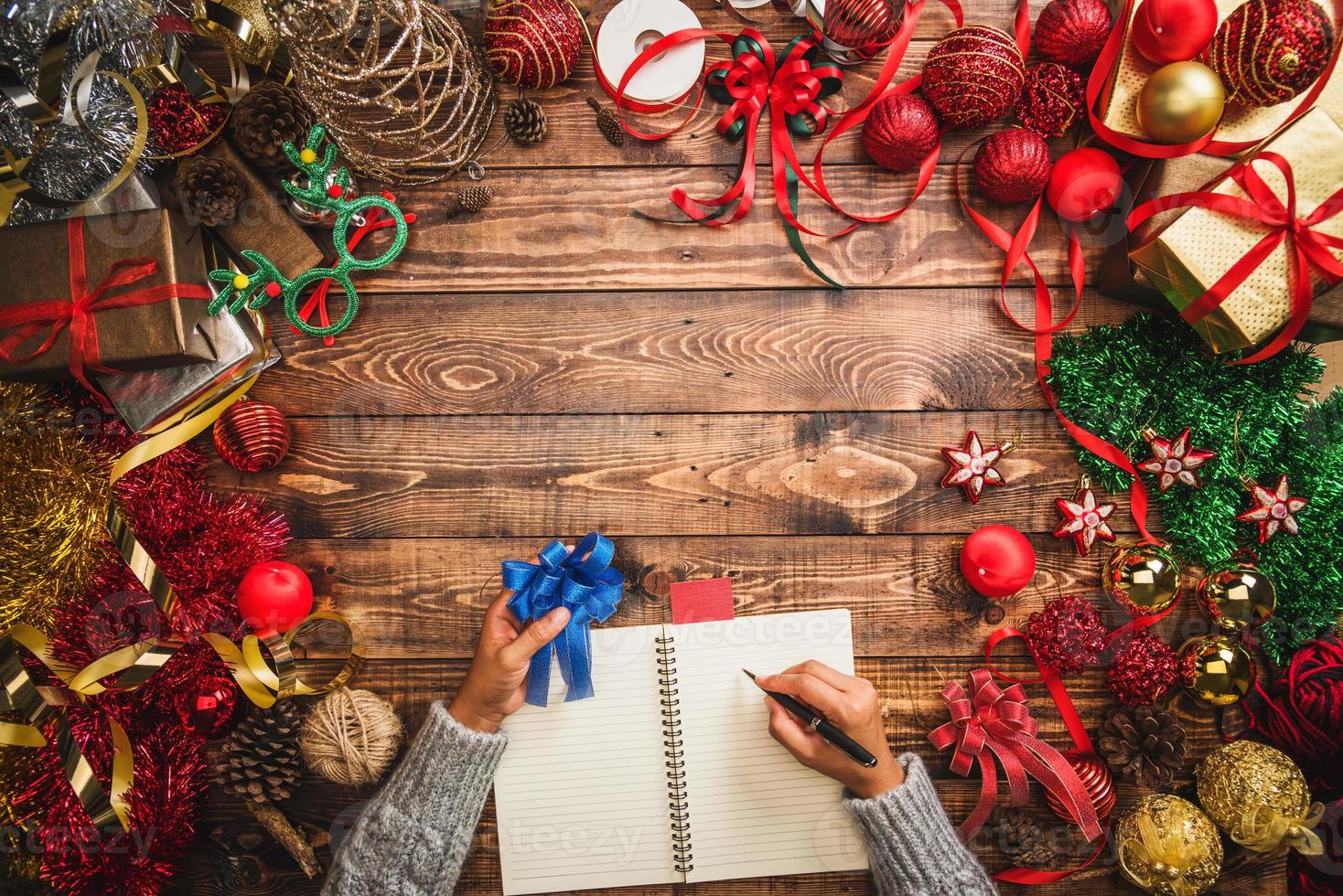 Frohe Weihnachten und ein glückliches Neues Jahr. Weihnachtskomposition. geschenke, tannenzweige, ballrote dekorationen auf einem hölzernen hintergrund mit kopierraum für ihren text. weihnachten, winter neues jahr konzept. foto