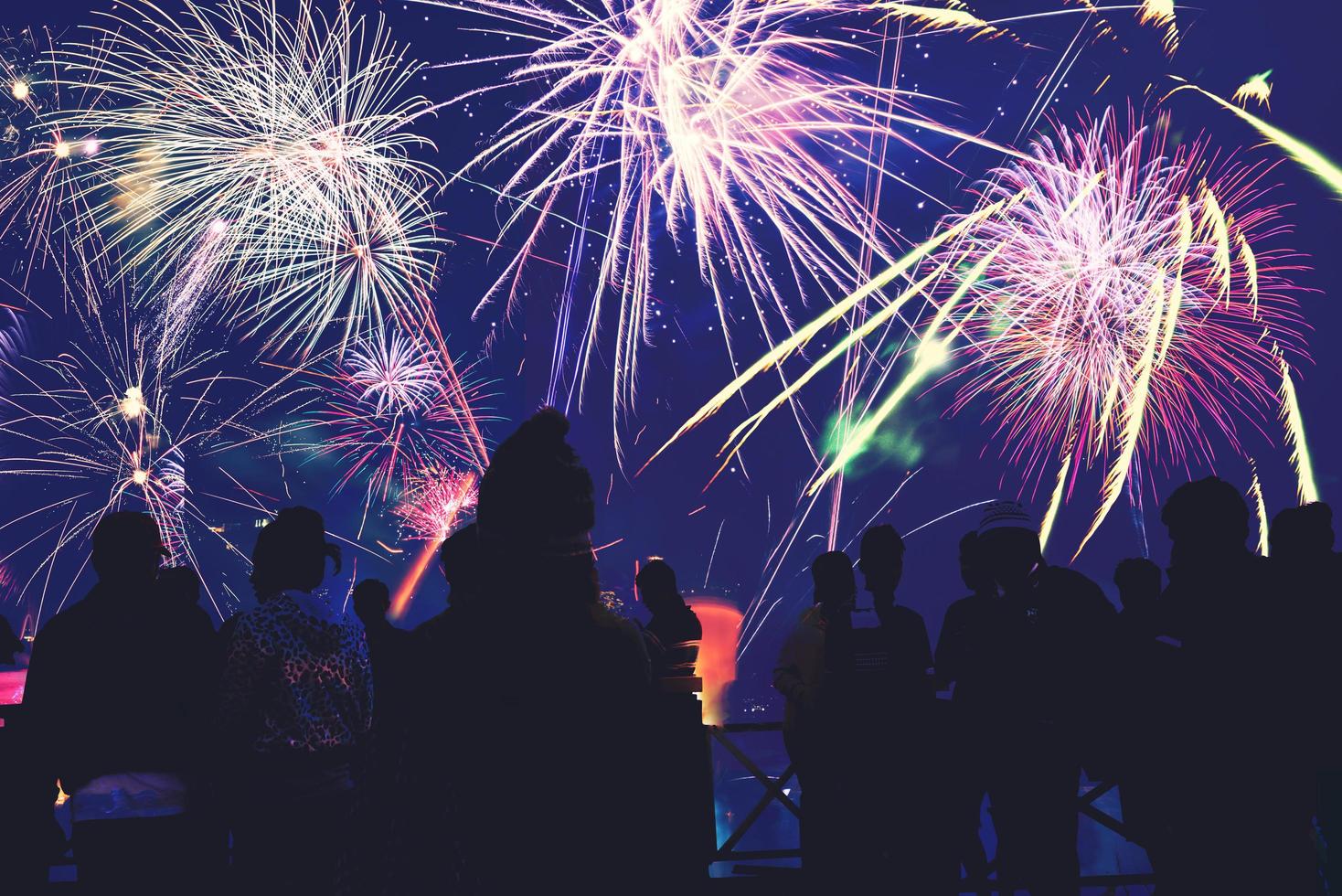 Hintergrund festliches neues Jahr mit Feuerwerk. Silvester Feuerwerk. Leute feiern Neujahrstag foto