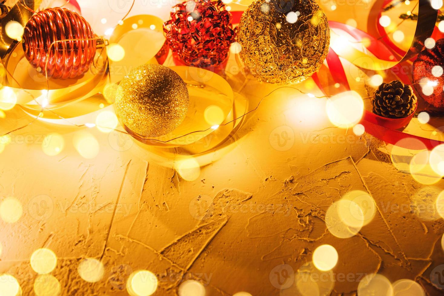 Weihnachtsdekoration Kugeln und Ornamente über abstrakten Bokeh-Hintergrund mit Textfreiraum. Feiertagshintergrundgrußkarte für Weihnachten und neues Jahr. Frohe Weihnachten foto