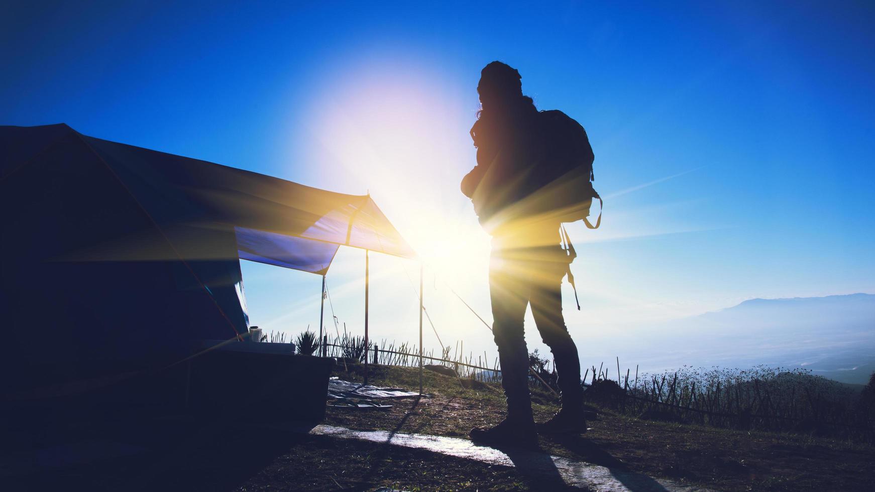 asiatische Mannreisen entspannen sich im Urlaub. Camping am Berg. Thailand foto