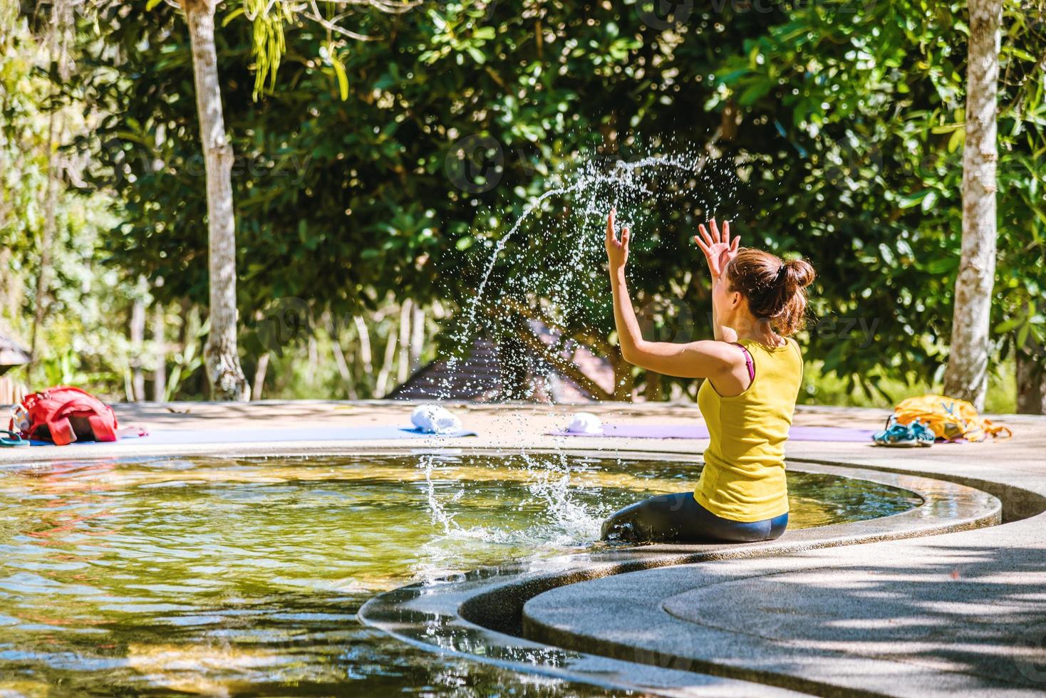 Mädchen in einer heißen Quelle des Pools in Thailand, natürliches Mineralwasser, heiße Quellen im Nationalpark, Naturreisen der heißen Quelle? foto