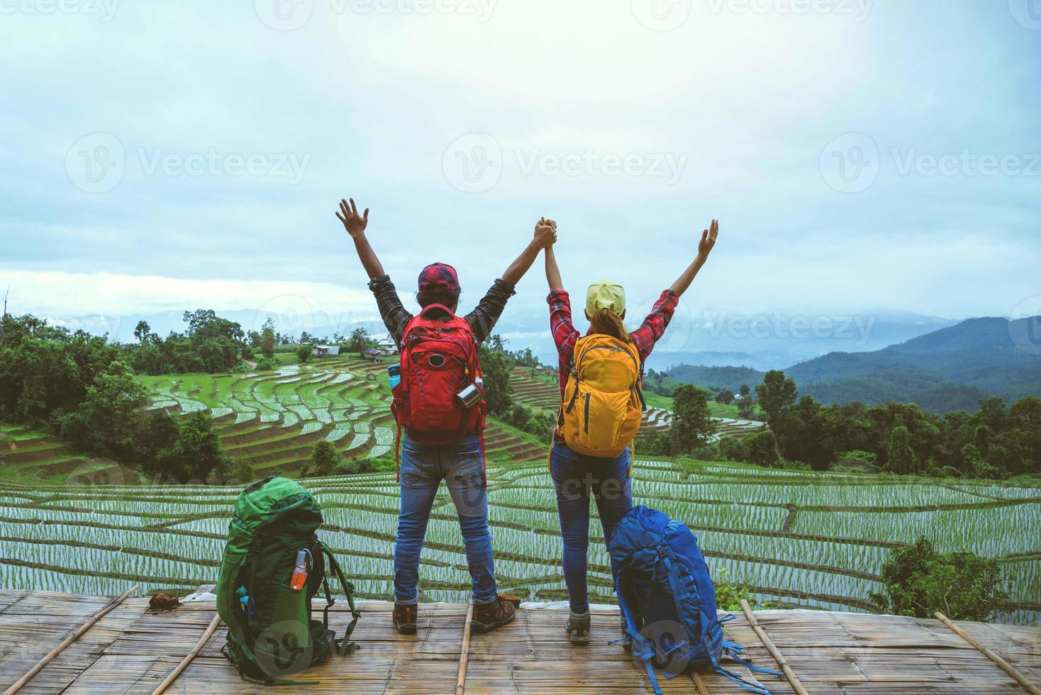 Liebhaber Frau und Mann asiatische Reisenatur. Reisen entspannen. Aussichtspunkt Reisfeld des Feldes auf dem Berg Papongpieg im Sommer. Thailand. foto