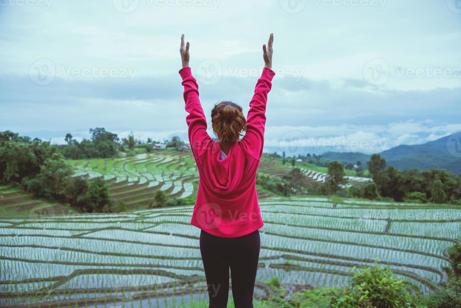 asiatische frau entspannen sich im urlaub. spielen, wenn Yoga. auf der balkonlandschaft naturfeld. Papongpieng in Thailand. foto