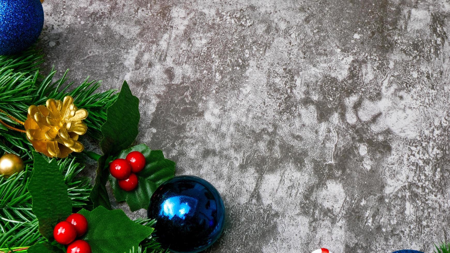 Weihnachten-Kiefer-Blätter und Weihnachtsschmuck auf Grunge-Hintergrund. kreatives Weihnachtskonzept. foto