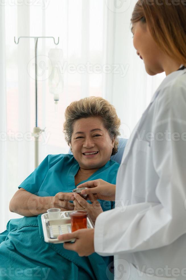 Ärztinnen führen Krankheitstests durch und beraten ältere Patienten bei dieser Behandlung. foto
