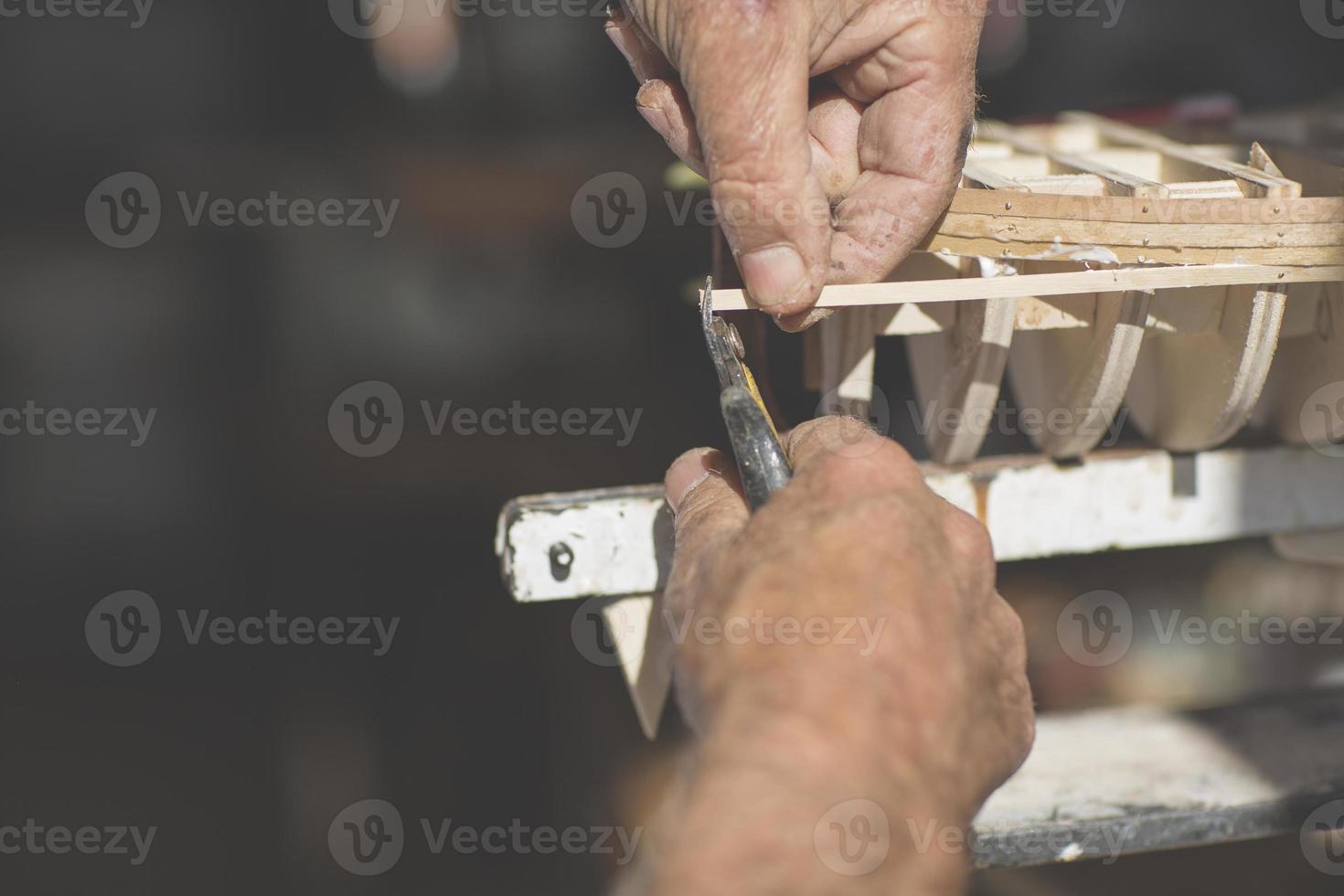 handgefertigte Handarbeit eines Holzbootmodells foto