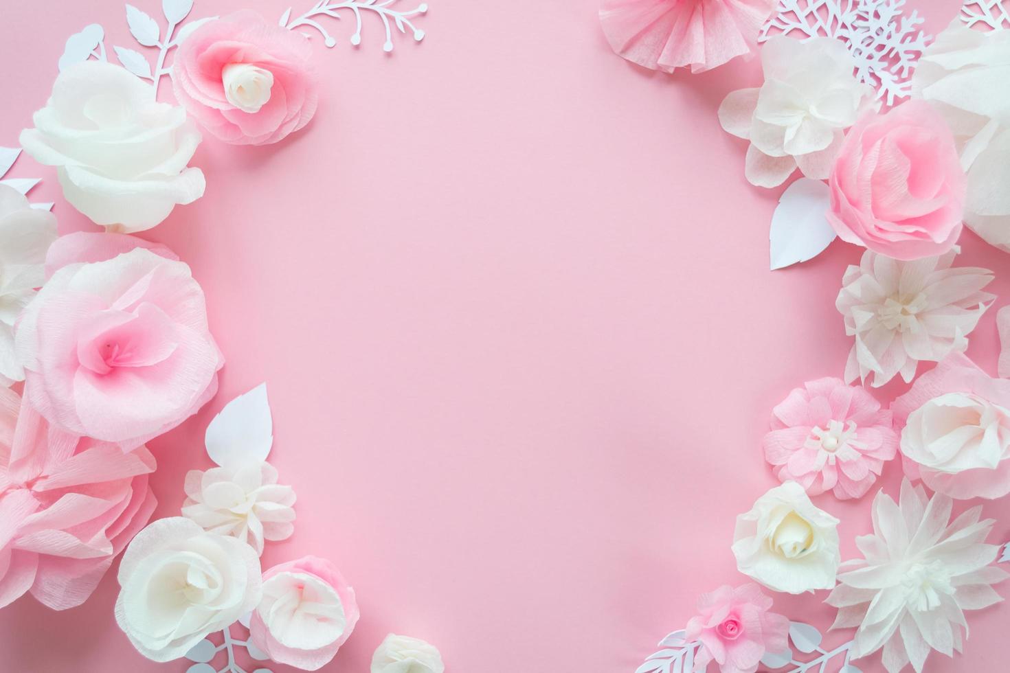 weiße und rosa Papierblumen auf rosa Hintergrund foto