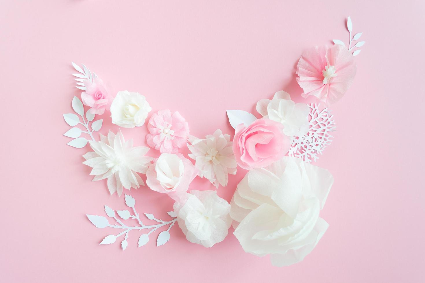 weiße und rosa Papierblumen auf rosa Hintergrund foto