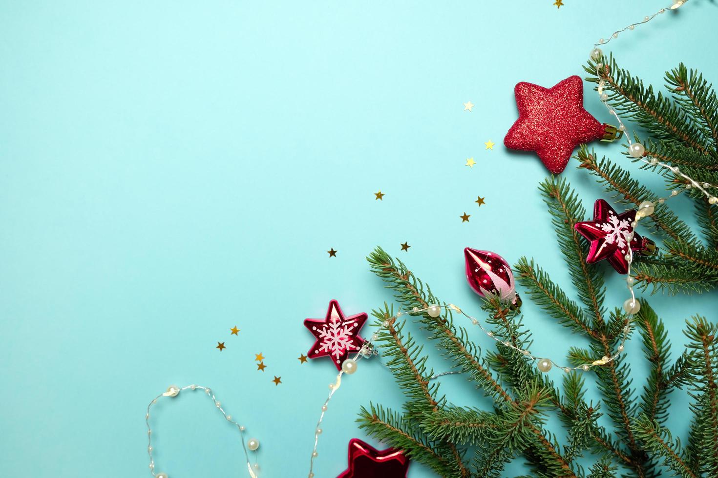 Frohe Weihnachten und ein glückliches Neues Jahr. Blauer Hintergrund foto