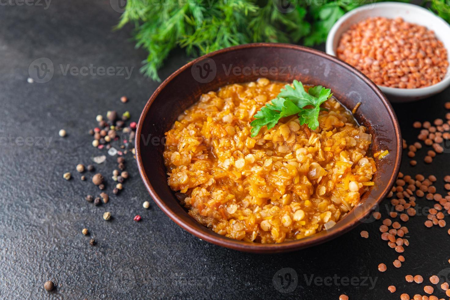 rote Linsen mit Gemüse geschmorte Hülsenfrüchte und Currygewürze indische Dalsuppe foto