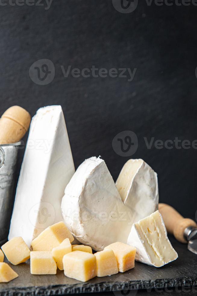 Käseplatte verschiedene Käsesorten Aperitif Antipasti foto