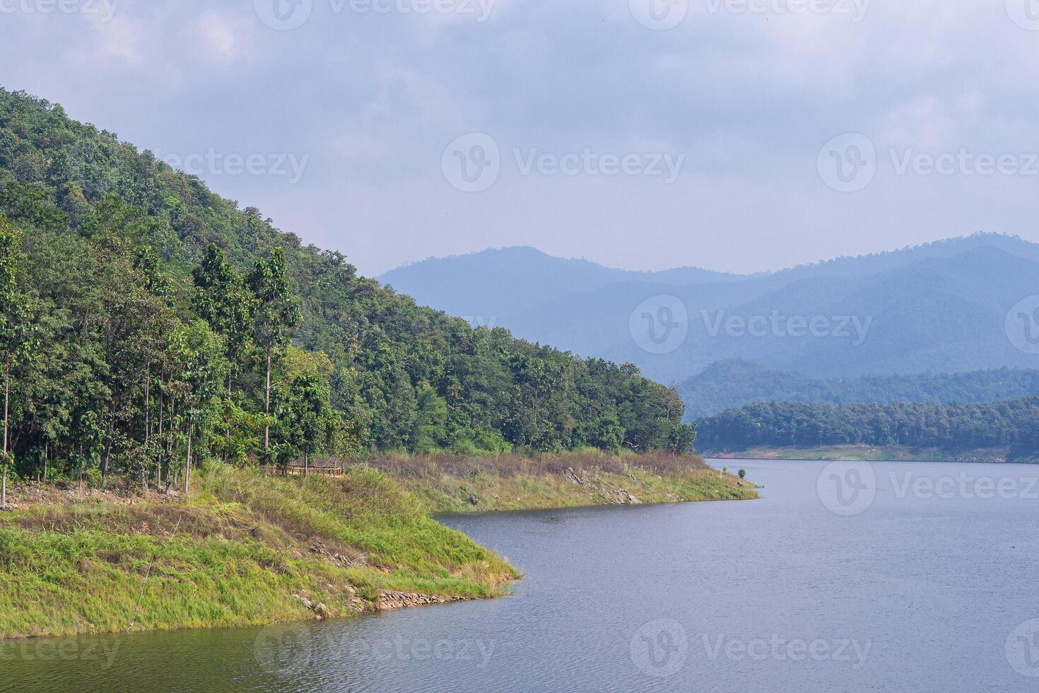 entspannen und genießen schön Landschaft beim das mae ngat Damm und Reservoir ist Teil von das sri Lanna National Park, Chiang Mai, Thailand. Urlaub und Reise Konzept foto