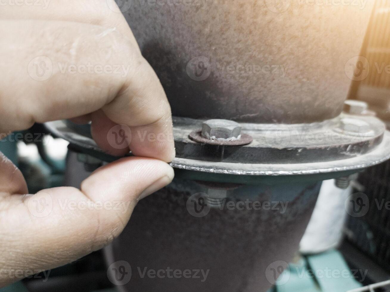 prüfen das Scheibe Teller auf das Verbindung Metall Auspuff Rohr Motor. foto