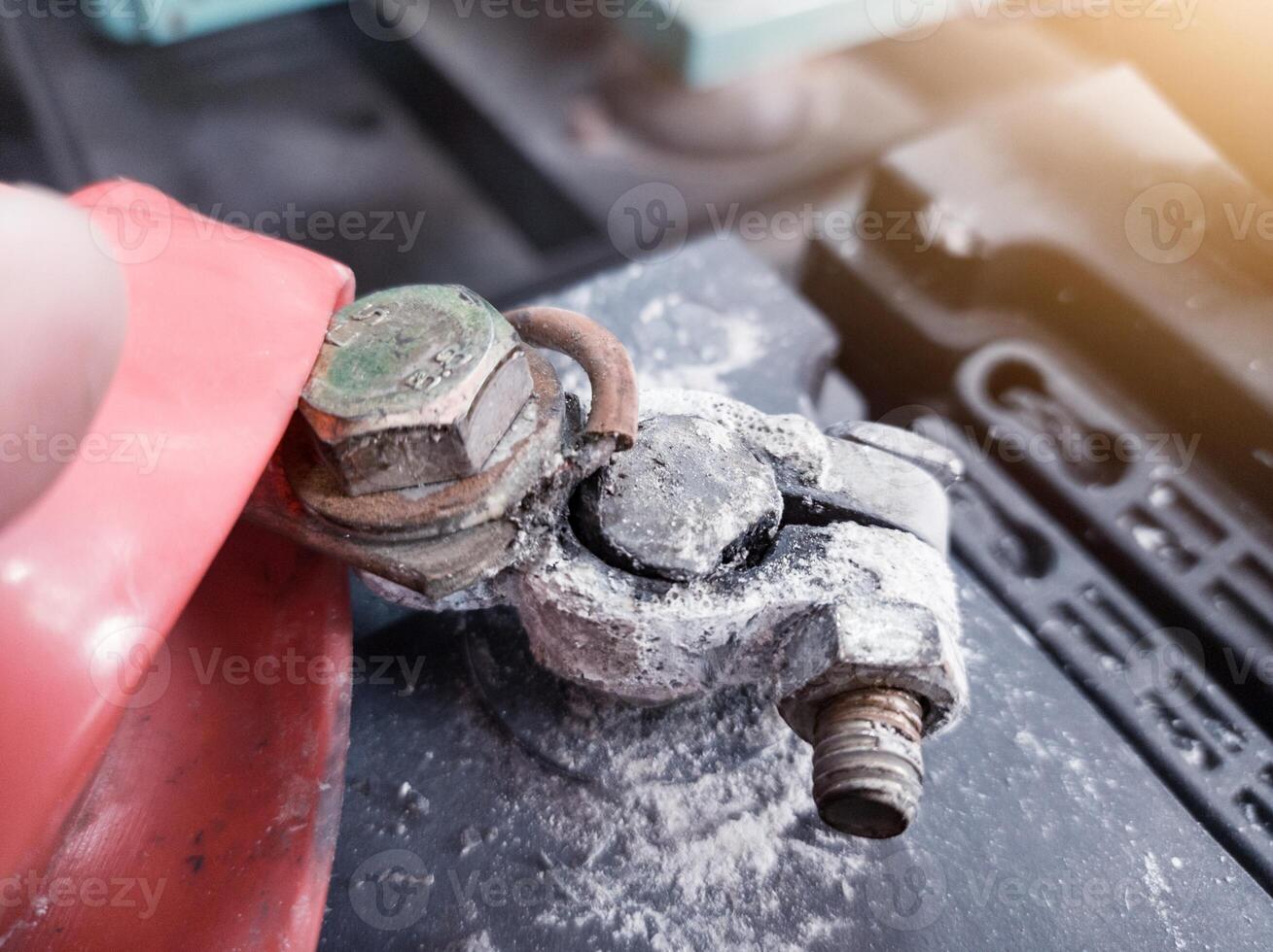 Terminal Batterie kaputt, die Weiß Pulver Das ist auf das Kopf von das Auto Batterie ist ein Pilz Das erscheint fällig zu ein Generator Überladung welche können Ursache Überhitzung beim das positiv Pole. foto