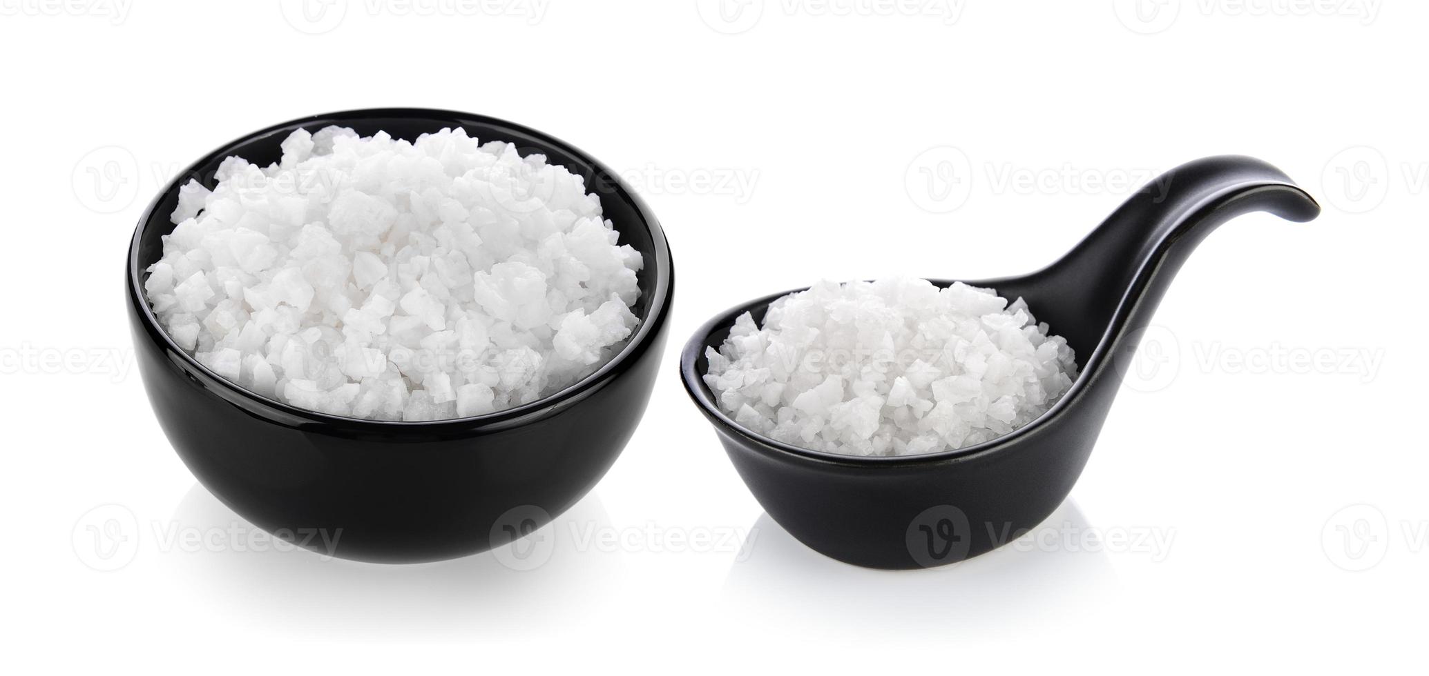 Salz in einer Schüssel auf weißem Hintergrund foto