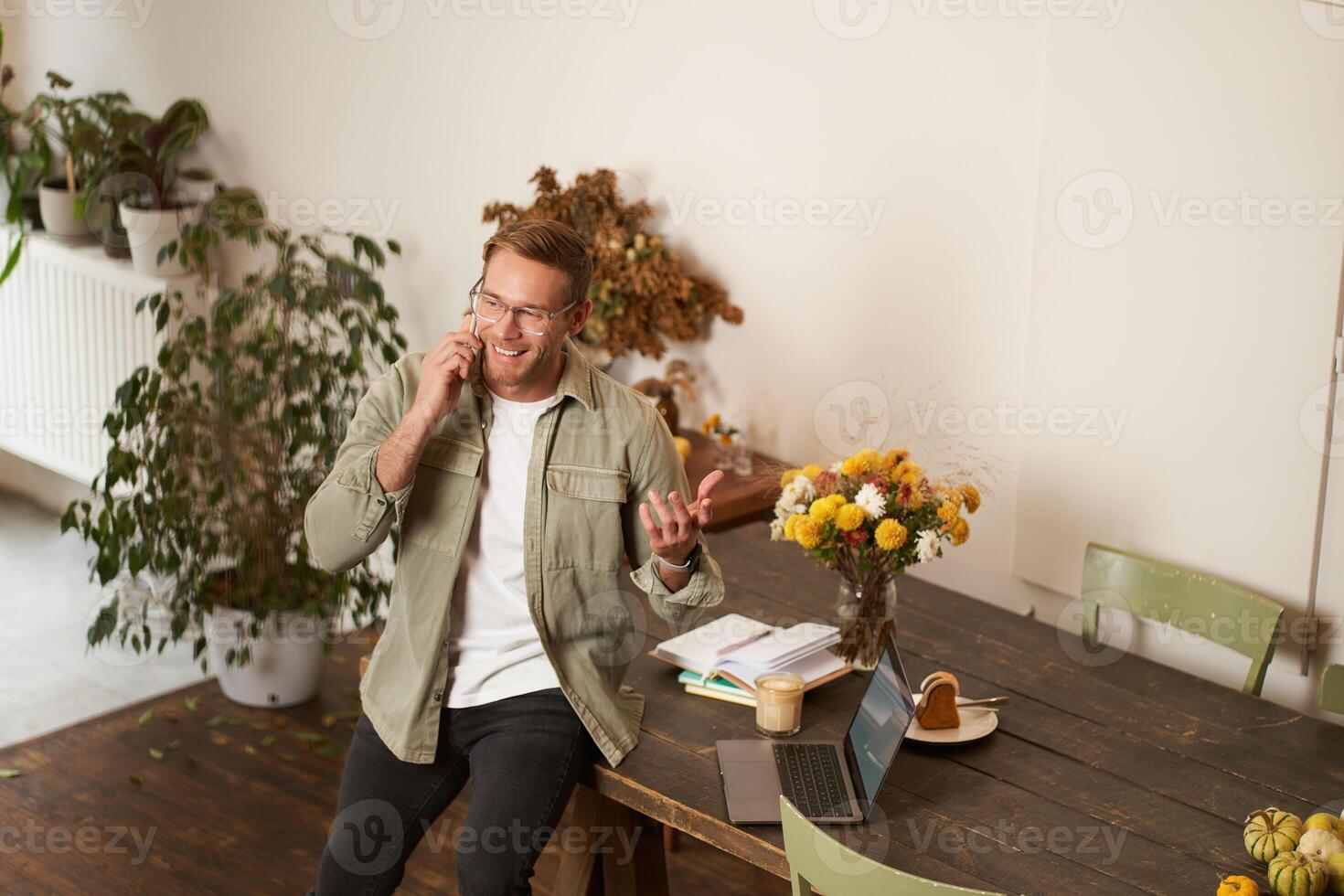 Porträt von glücklich jung Manager, Mann haben Verhandlungen, Geschäft Konversation Über das Telefon, reden auf Handy, Mobiltelefon, Sitzung im Büro auf Tabelle mit Laptop foto