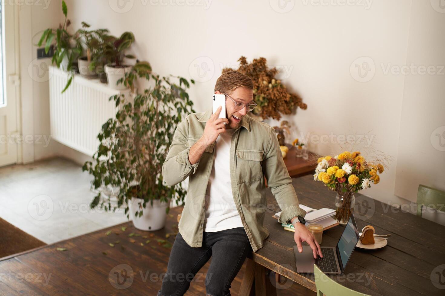 Porträt von glücklich jung Manager, Mann haben Verhandlungen, Geschäft Konversation Über das Telefon, reden auf Handy, Mobiltelefon, Sitzung im Büro auf Tabelle mit Laptop foto