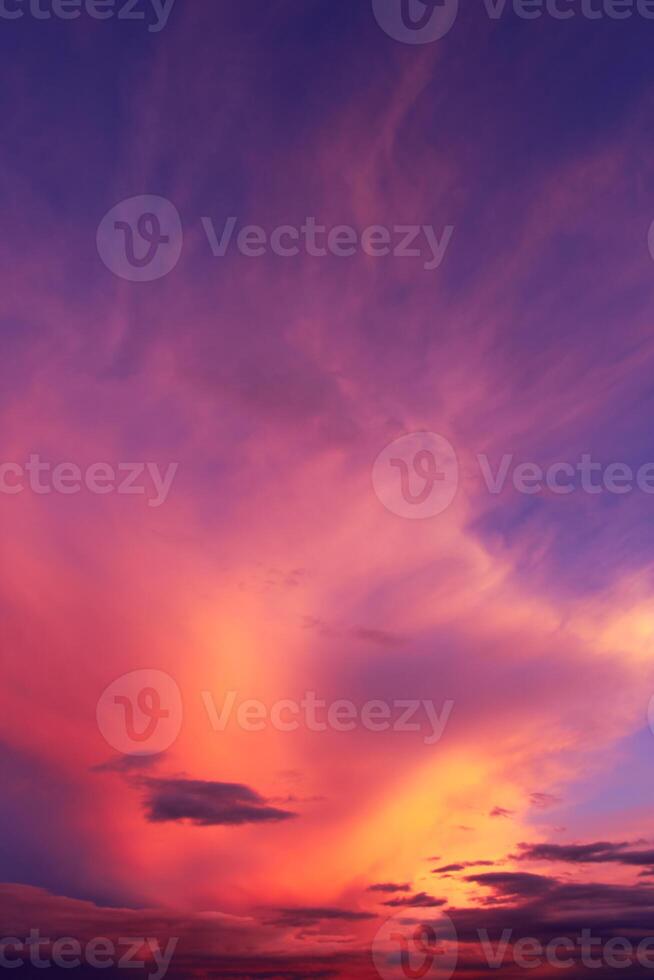 bunt Wolken beim Sonnenuntergang. tanzen von Wolken. lila und Rosa farbig Wolken. dramatisch und romantisch Himmel. foto