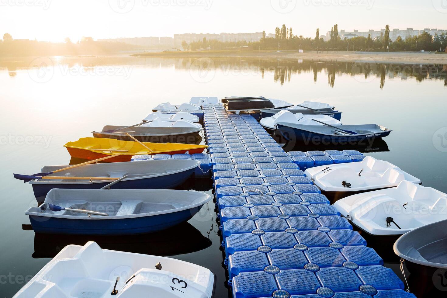 Boot Bahnhof Boote festgemacht zu das Seebrücke auf das Fluss, Vermietung von Schwimmen Einrichtungen, schwebend Seebrücke, Ponton auf das See, Stadt Erholung Park foto