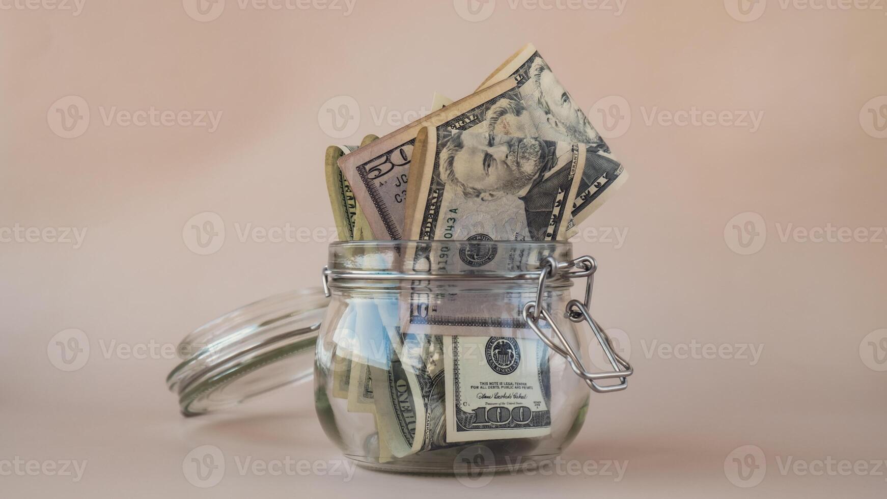 Dollar Banknote Speichern Geld im Glas Krug auf Beige Hintergrund. Verbrauch und Wirtschaft Sammeln Geld. Tipps. extra Geld, passiv. Kopieren Raum foto