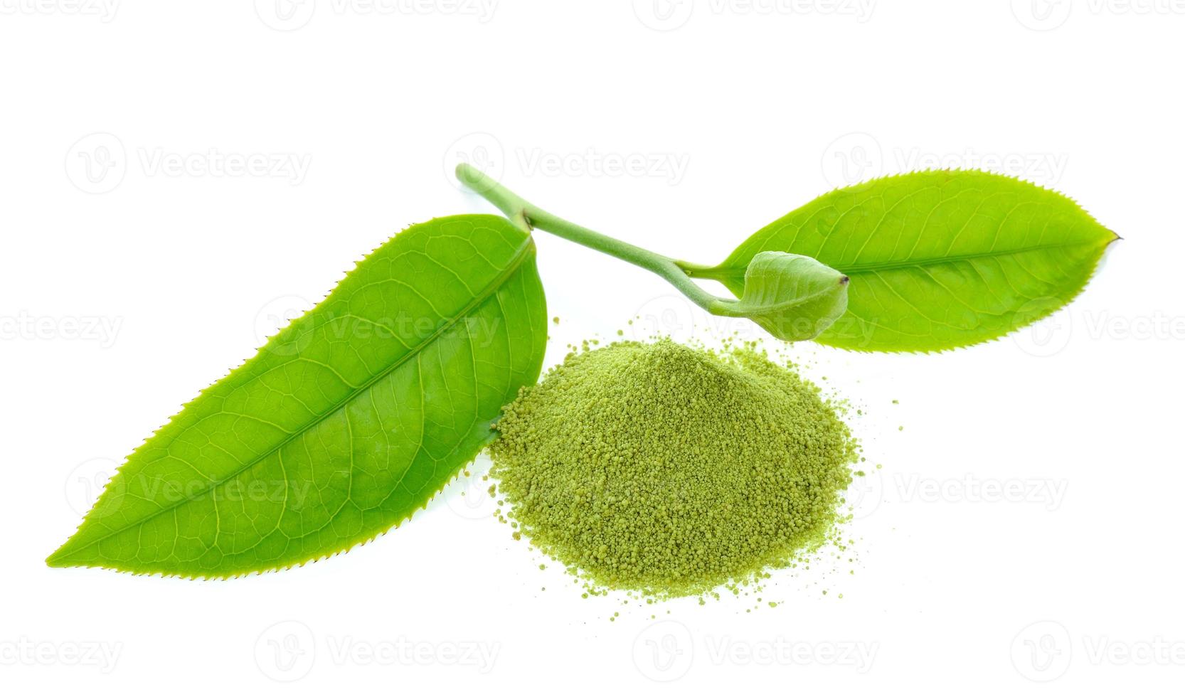 grüner Tee lokalisiert auf weißem Hintergrund foto