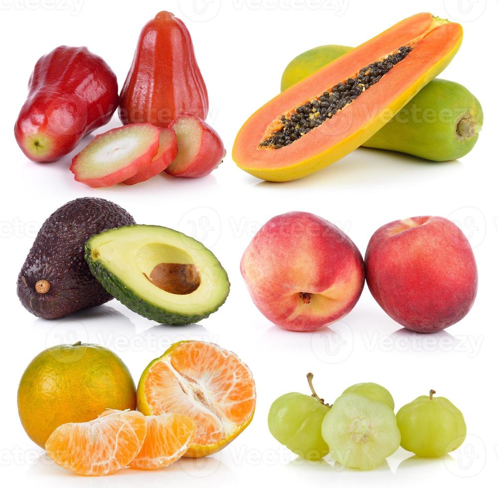 Mandarine, Pfirsich, Avocado, Sternstachelbeere, Papaya, Rosenapfel auf weißem Hintergrund foto