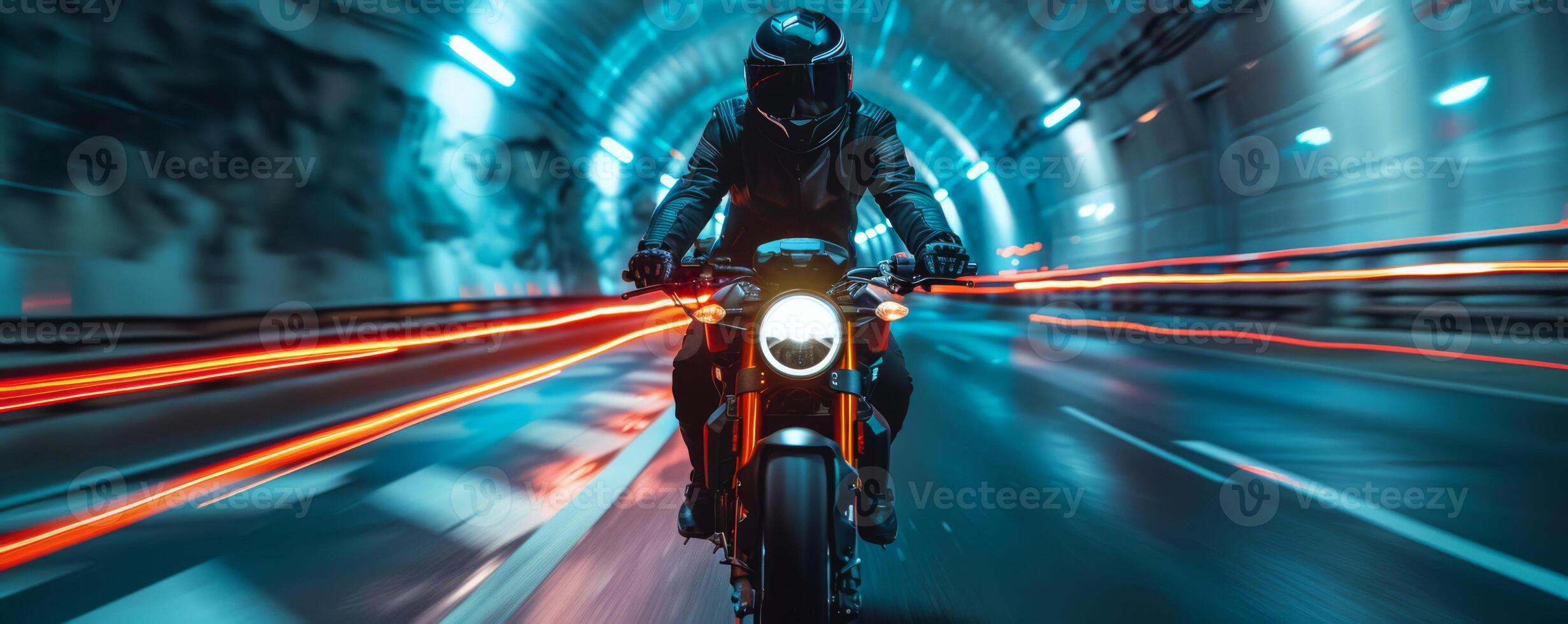 Beschleunigen Motorrad Fahrer im beleuchtet Tunnel beim Nacht foto