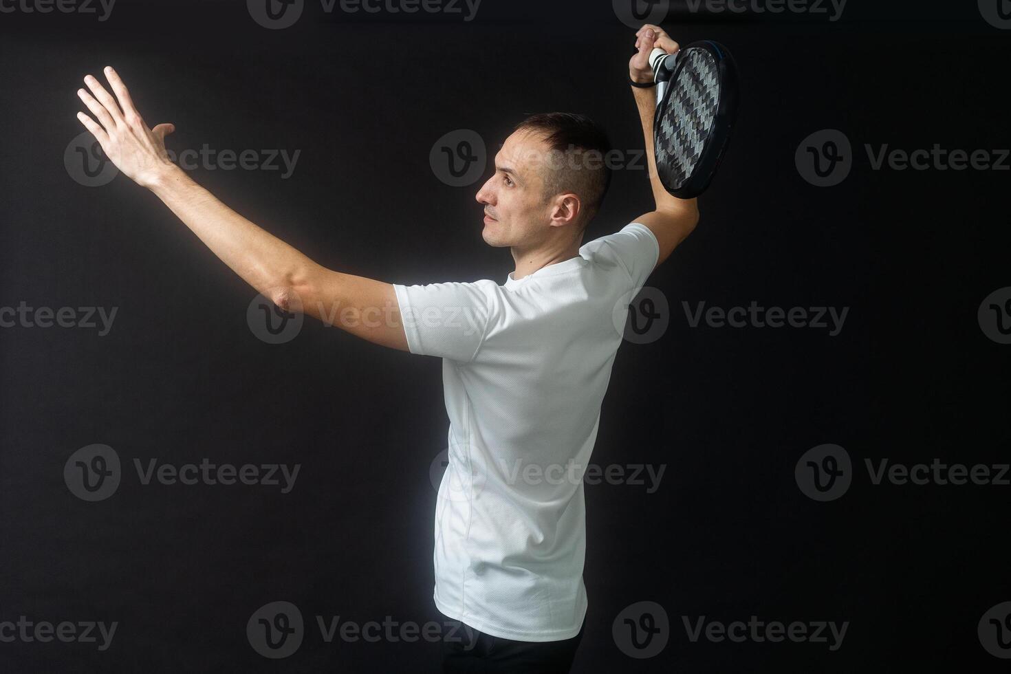 Padel Tennis Spieler mit Schläger im Hände. Paddel Tennis, auf ein schwarz Hintergrund. foto