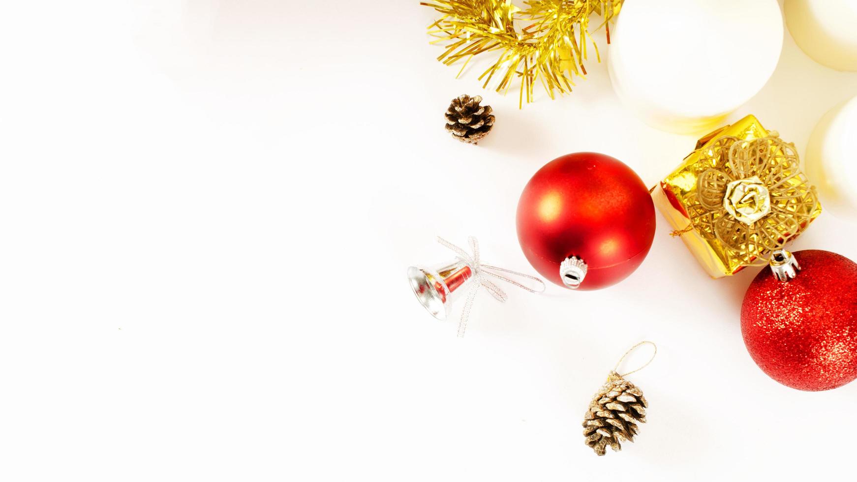 Weihnachtsroter Ball und Goldgeschenkbox auf weißem Hintergrund oben mit Platz für Text foto