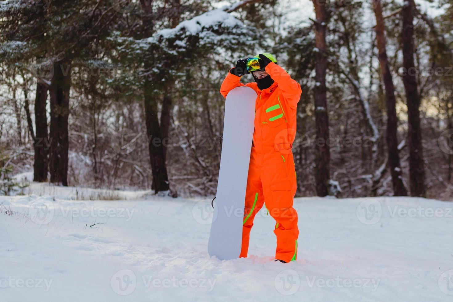 Snowboarder posiert im Winterwald foto