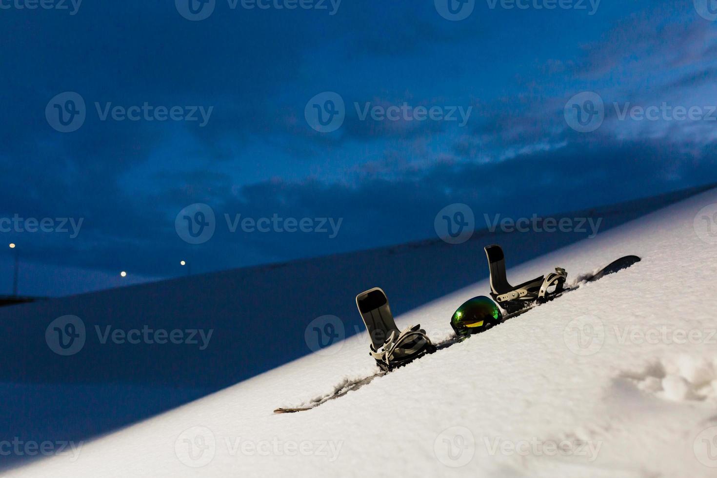 Pulvertextur und Snowboard bei Sonnenuntergang foto