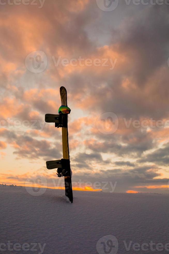 Pulvertextur und Snowboard bei Sonnenuntergang foto