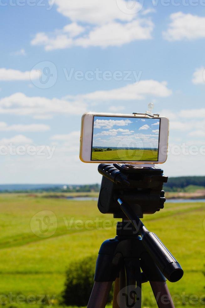 Smartphone auf Stativ für Sommerlandschaften foto