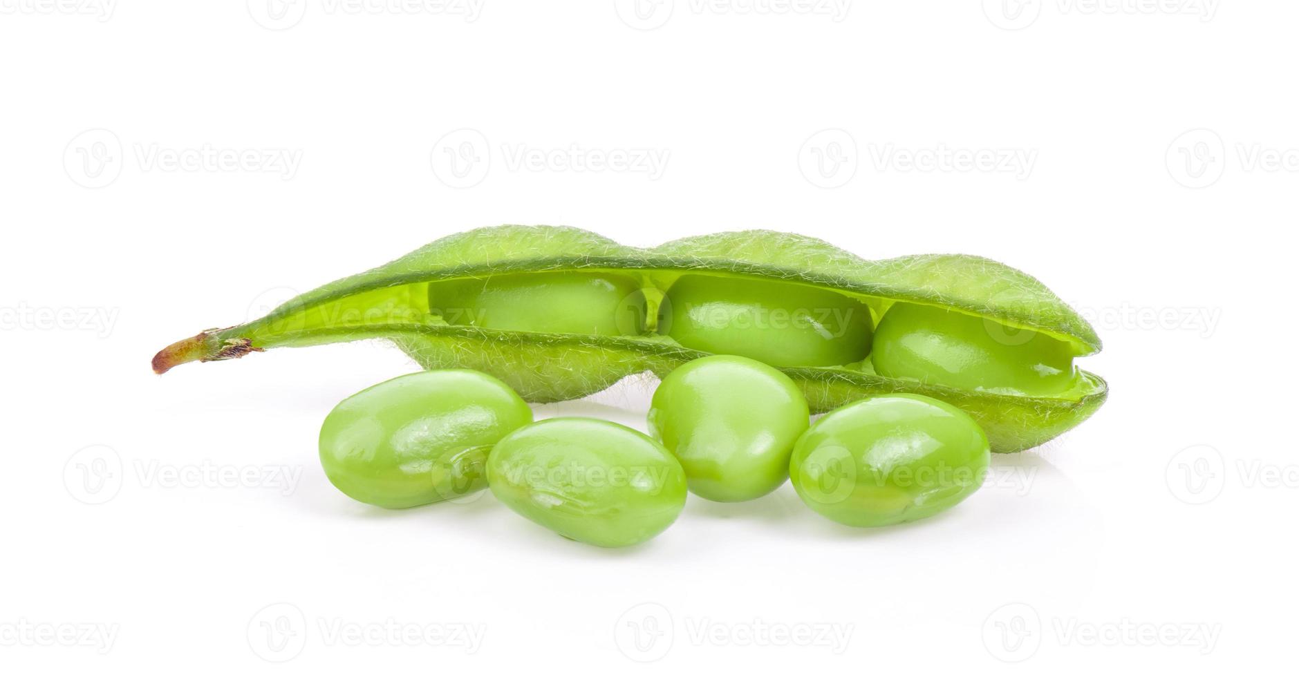 grüne Sojabohnen auf weißem Hintergrund foto