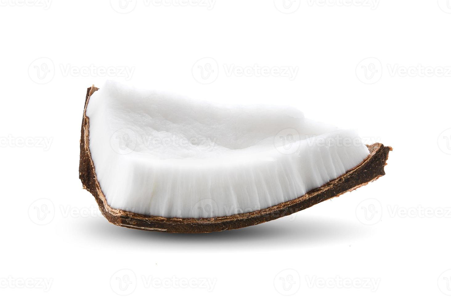 Kokosnussstücke isoliert auf weißem Hintergrund. foto