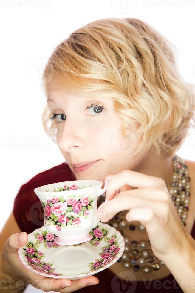 schönes Frauenporträt, das Tee trinkt foto