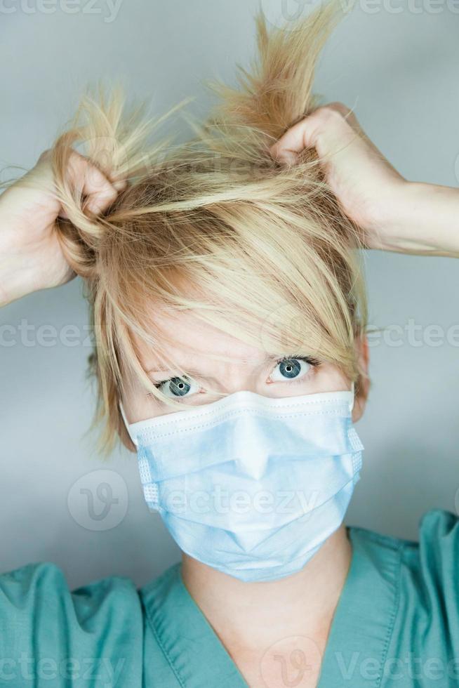 verrückte krankenschwester haare ziehen foto