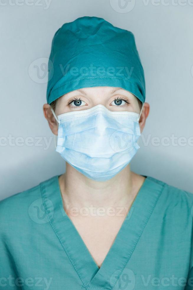 Krankenschwester, die dich anschaut, gerades Portrait foto