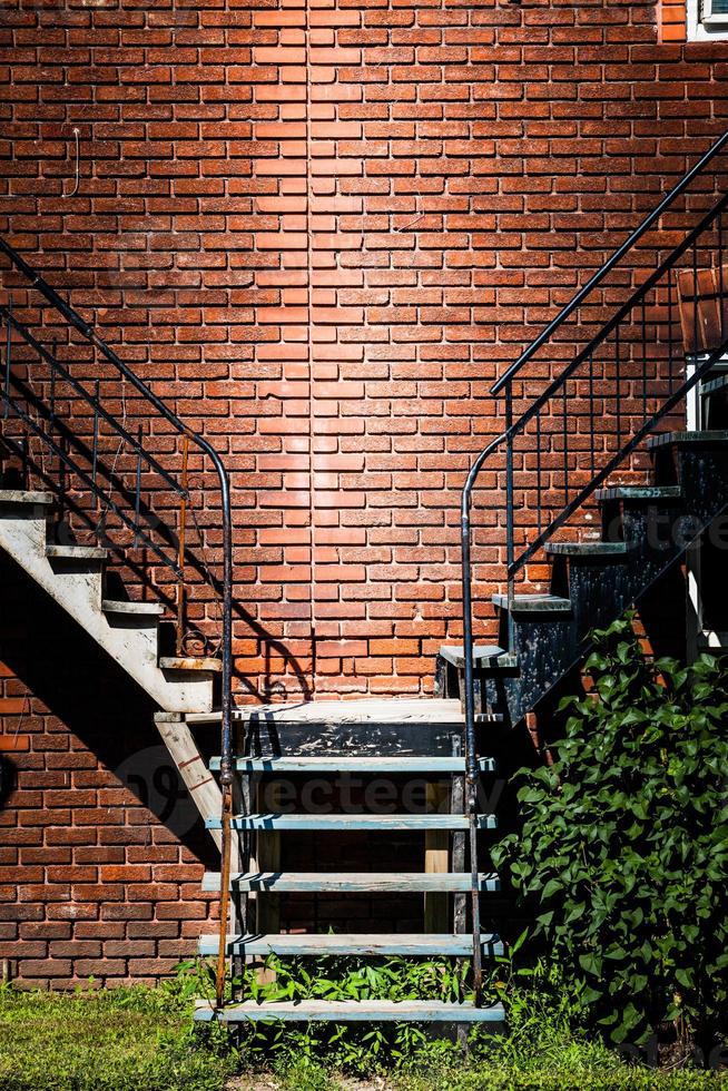 symmetrische Treppen und Backsteinmauer foto