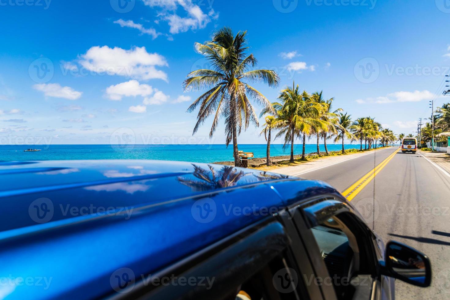 Ansicht von oben ein Auto in der karibischen Insel San-Andres. foto