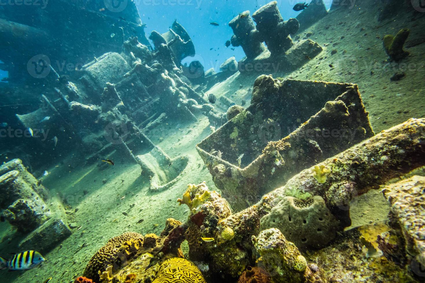 Schiffswrack unter Wasser in der Tiefe in der Karibik. foto