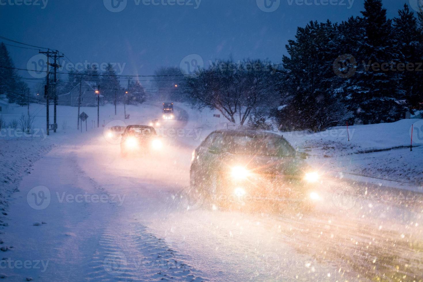 Schneesturm auf der Straße an einem kalten Winterabend in Kanada foto