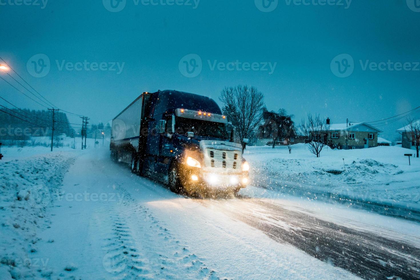 Schneesturm auf der Straße an einem kalten Winterabend in Kanada foto